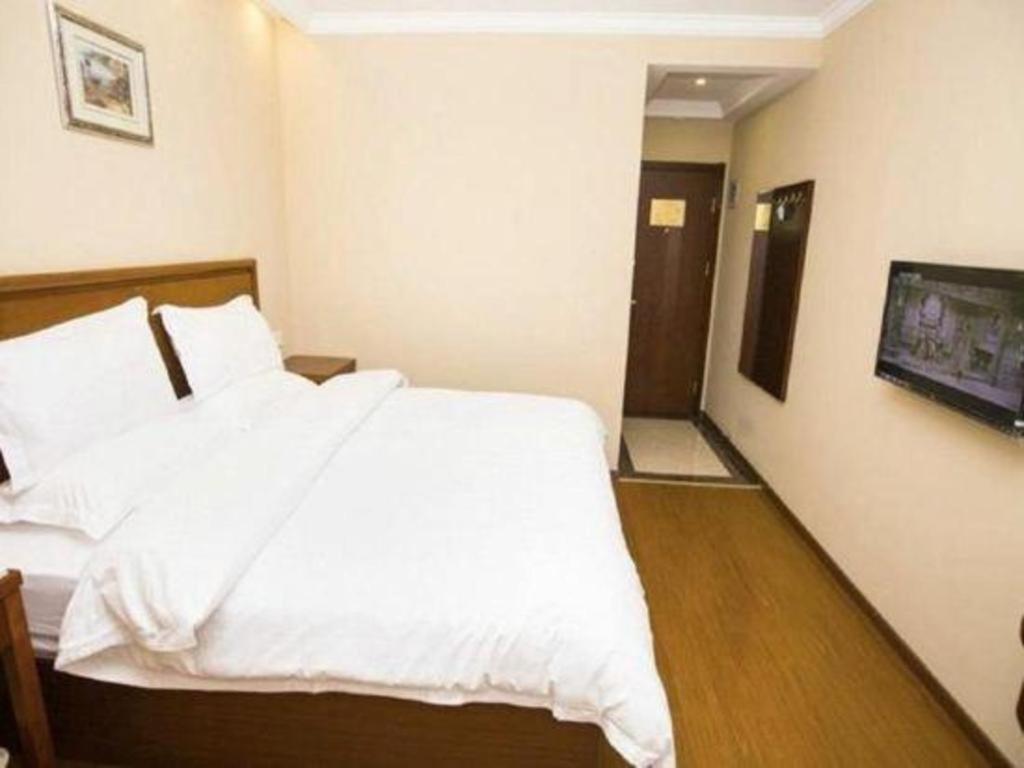Greentree Hongqiao Airport Huqingping Highway Shell Hotel 3*