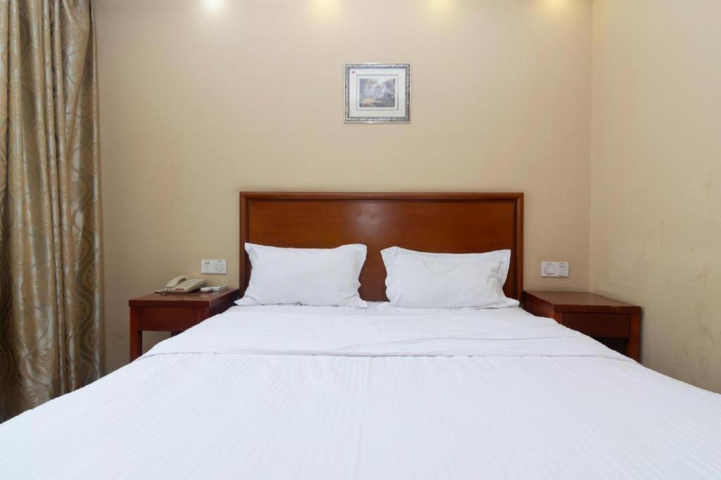Greentree Hongqiao Airport Huqingping Highway Shell Hotel