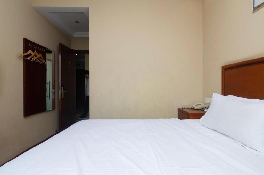 Hotel Greentree Hongqiao Airport Huqingping Highway Shell
