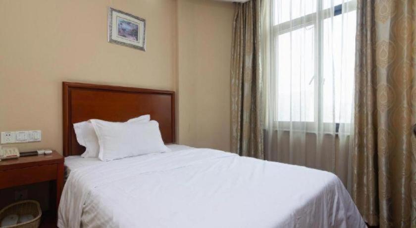 Greentree Hongqiao Airport Huqingping Highway Shell Hotel 3*