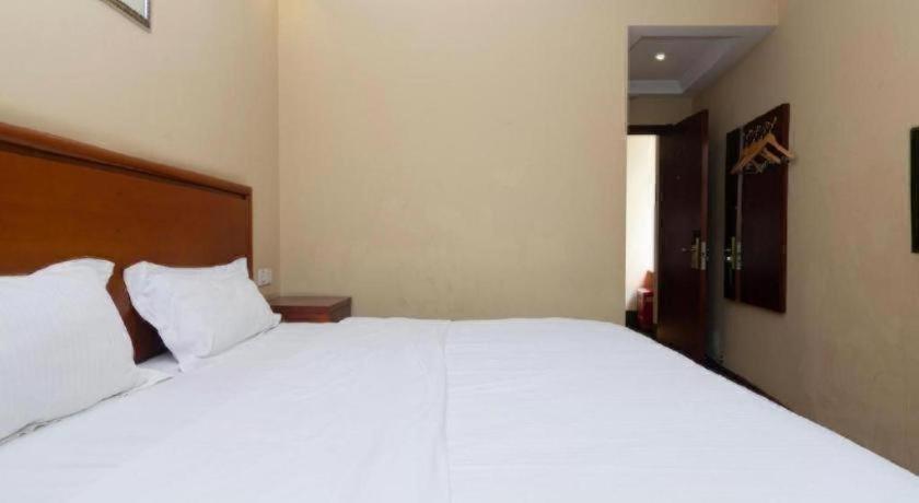 Greentree Hongqiao Airport Huqingping Highway Shell Hotel 3*