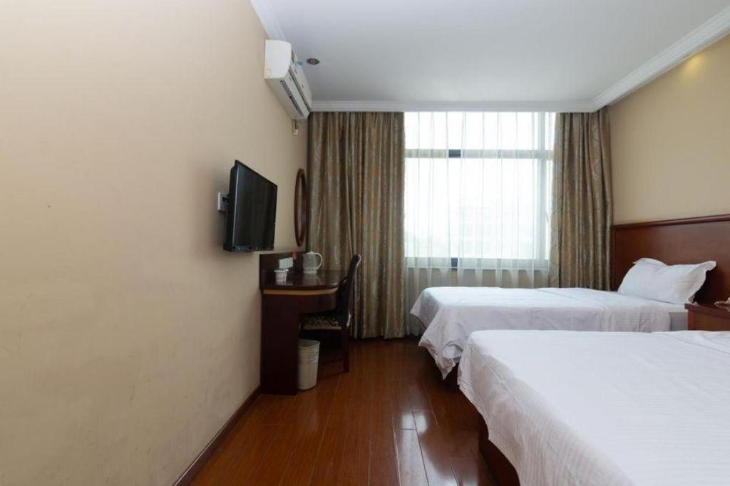 Greentree Hongqiao Airport Huqingping Highway Shell Hotel 3*